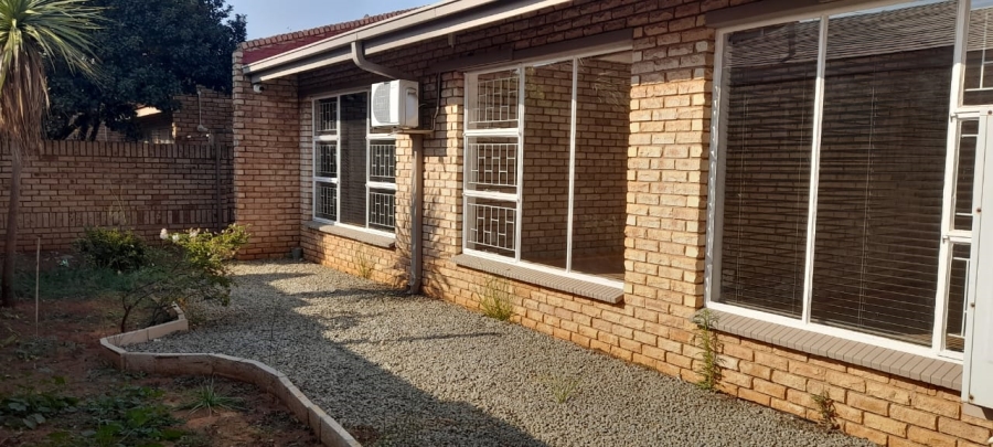 To Let  Bedroom Property for Rent in Wilkoppies North West